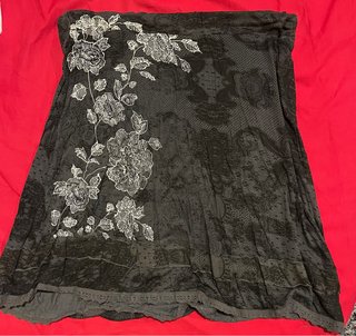 Falda Desigual Negra con Estampado Floral