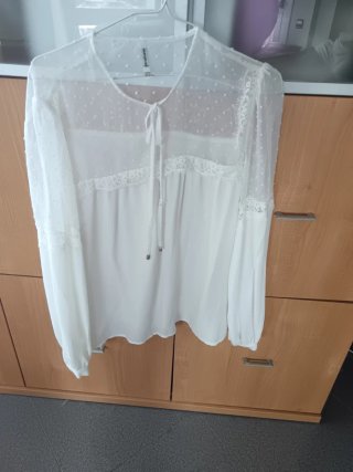 Blusa blanca Stradivarius con detalles de encaje