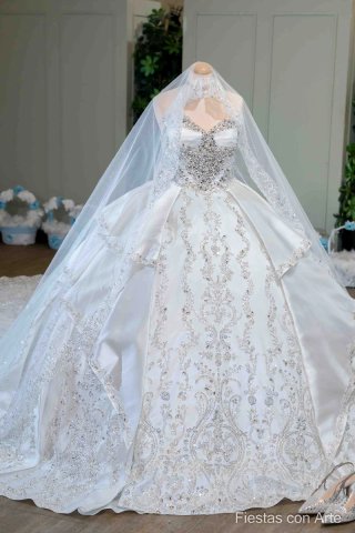 Vestido de novia con cola larga