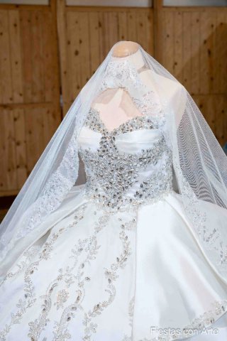 Vestido de novia con cola larga