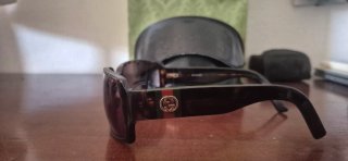 Occhiali da sole Gucci marroni con custodia