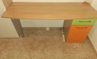 Escritorio madera con cajones verde y naranja