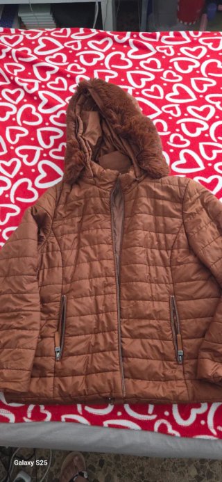 Chaqueta marrón con capucha y pelo