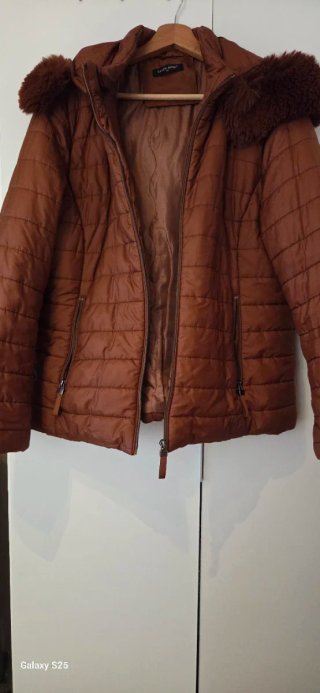 Chaqueta marrón con capucha y pelo