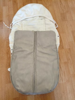 Saco de cochecito beige y blanco