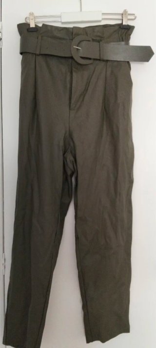 Pantalón polipiel verde con cinturón