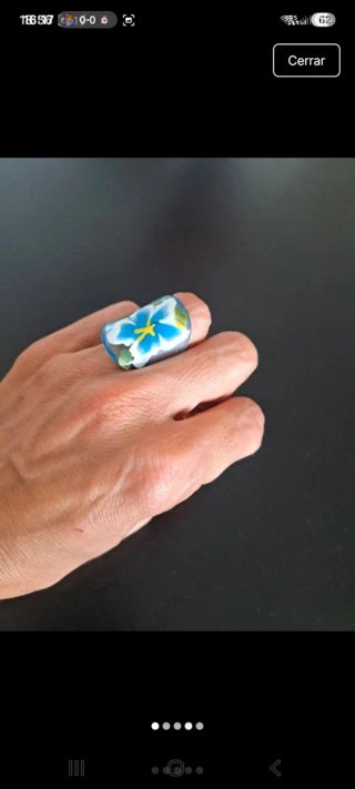 Anillo azul con flor pintada a mano