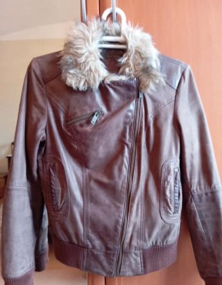Bomber de piel marrón con cuello de pelo