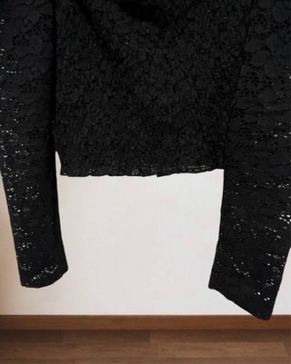 Talla M. Top de encaje manga larga BERSHKA
