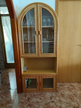 Vitrina de mimbre y cristal