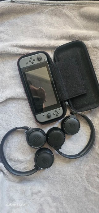 Nintendo Switch + Cascos JBL