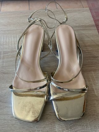 Sandalias Doradas de Tacón Bajo 5cm
