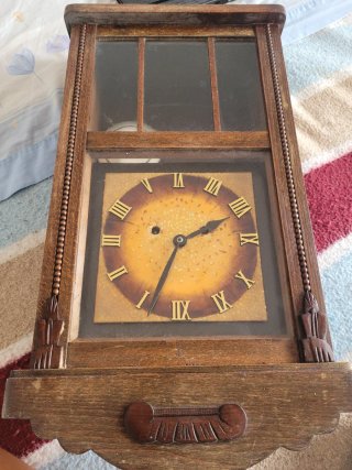 Reloj de pared antiguo con péndulo