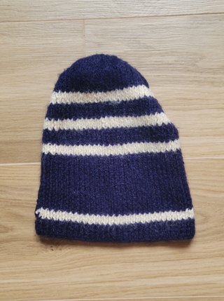 Gorro de punto a rayas azul y blanco