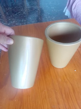 Adornos dorados para macetas