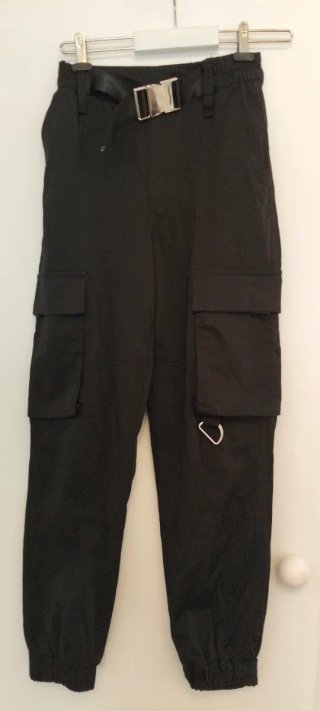 Pantalones cargo negros con cinturón