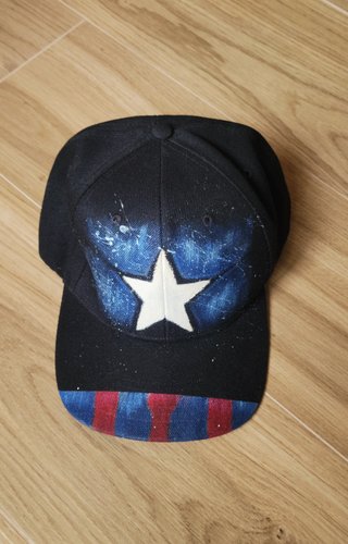 Gorra del Capitán América pintada a mano