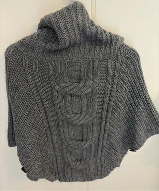 Jersey / Poncho de lana cuello alto trenzado