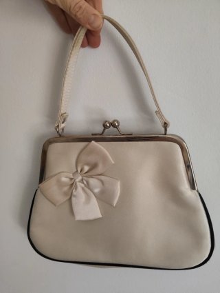 Bolso de fiesta beige con lazo