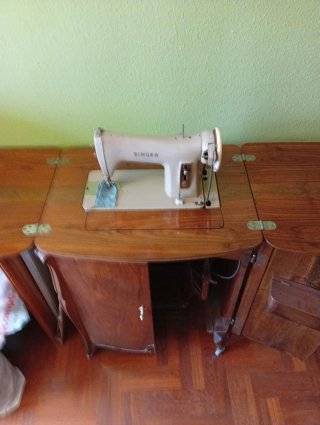 Máquina de Coser Singer con Mueble