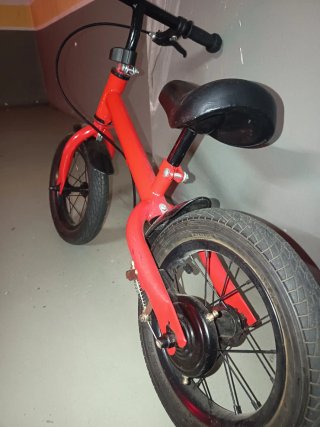 Bicicleta de equilibrio roja