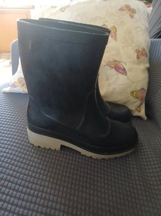 Botas de agua negras y gris