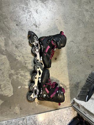 Patines en línea negros y fucsia