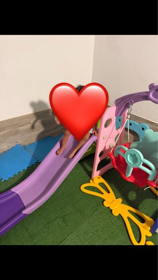 Parque infantil con tobogán y columpio
