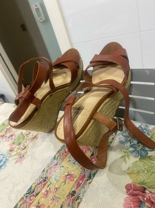 Sandalias de cuña Oysho marrones