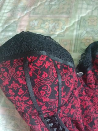 Corpiño negro y rojo con encaje