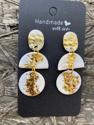Pendientes de arcilla hechos a mano