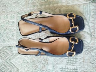 Zapatos de tacón azul con hebilla