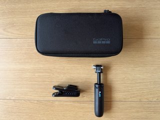 Kit viaje GoPro Shorty + clip magnético + estuche
