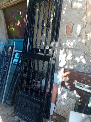 Puerta de entrada y garaje negra