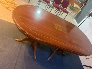 Mesa de madera marrón
