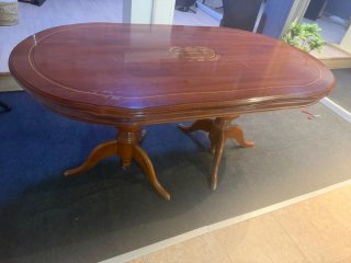 Mesa de madera marrón