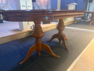 Mesa de madera marrón