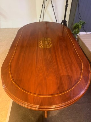 Mesa de madera marrón