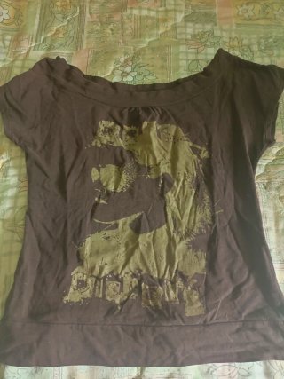 Camiseta marrón con estampado