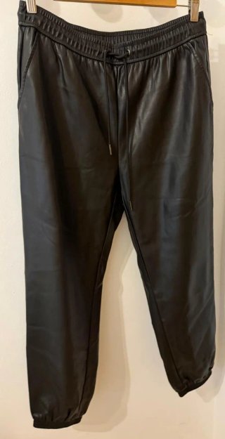 Pantalón efecto cuero Stradivarius negro