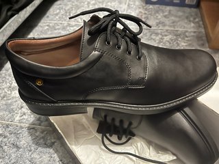 Zapatos de trabajo negros de piel.