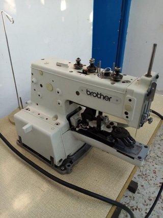 Máquina industrial Brother botones y anillas