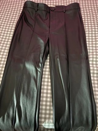 Pantalón de cuero negro