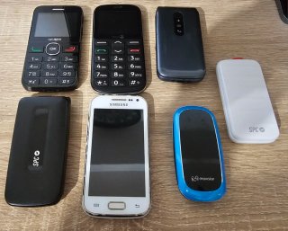 Lotto di 13 telefoni con tastiera