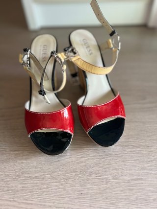 Sandalias de cuña Guess charol rojo y negro