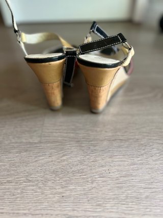 Sandalias de cuña Guess charol rojo y negro