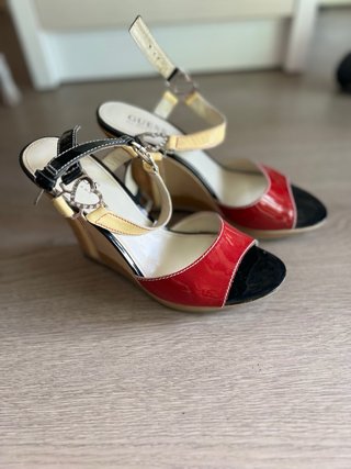 Sandalias de cuña Guess charol rojo y negro