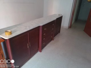 Mueble bajo de salón con tapa de mármol