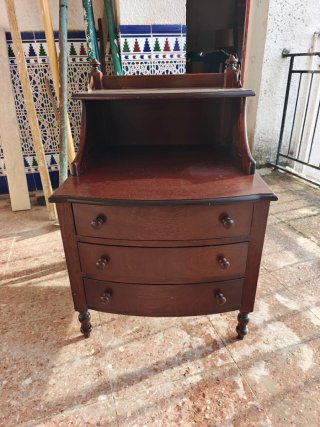 Mueble de madera marrón con cajones
