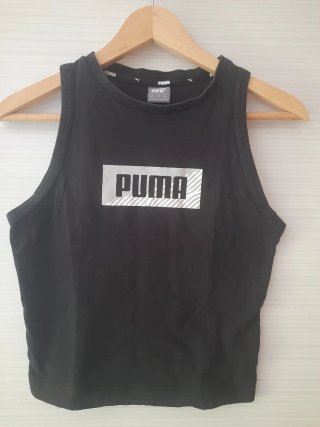 Camiseta sin mangas negra. Puma con logo.